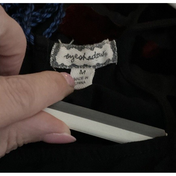 Eye shadow Floral Embroidered Keyhole Back Top. Size Medium LTOP625 - Picture 4 of 4